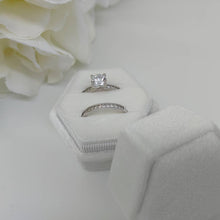 Load image into Gallery viewer, White Velvet Hexagonal Double Ring Box
