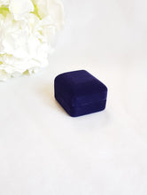 Load image into Gallery viewer, Navy Blue Velvet Earring Box closed
