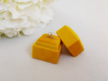 Load image into Gallery viewer, Yellow Square Velvet Single Ring Box
