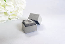 Load image into Gallery viewer, Grey Small Square Velvet Single Ring Box oblique
