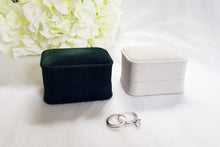 Load image into Gallery viewer, Green Luxury Suede Double Ring Box 2
