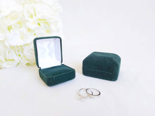 Load image into Gallery viewer, Green Velvet Single Ring Box empty

